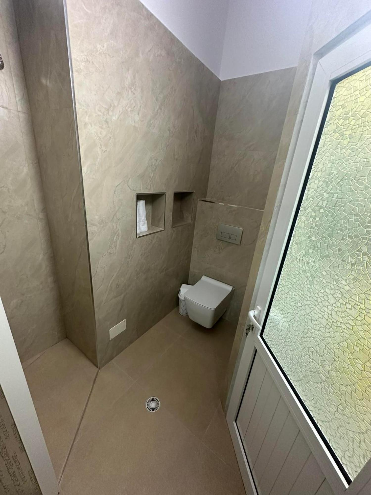 Algen Room'S Berat Exteriör bild