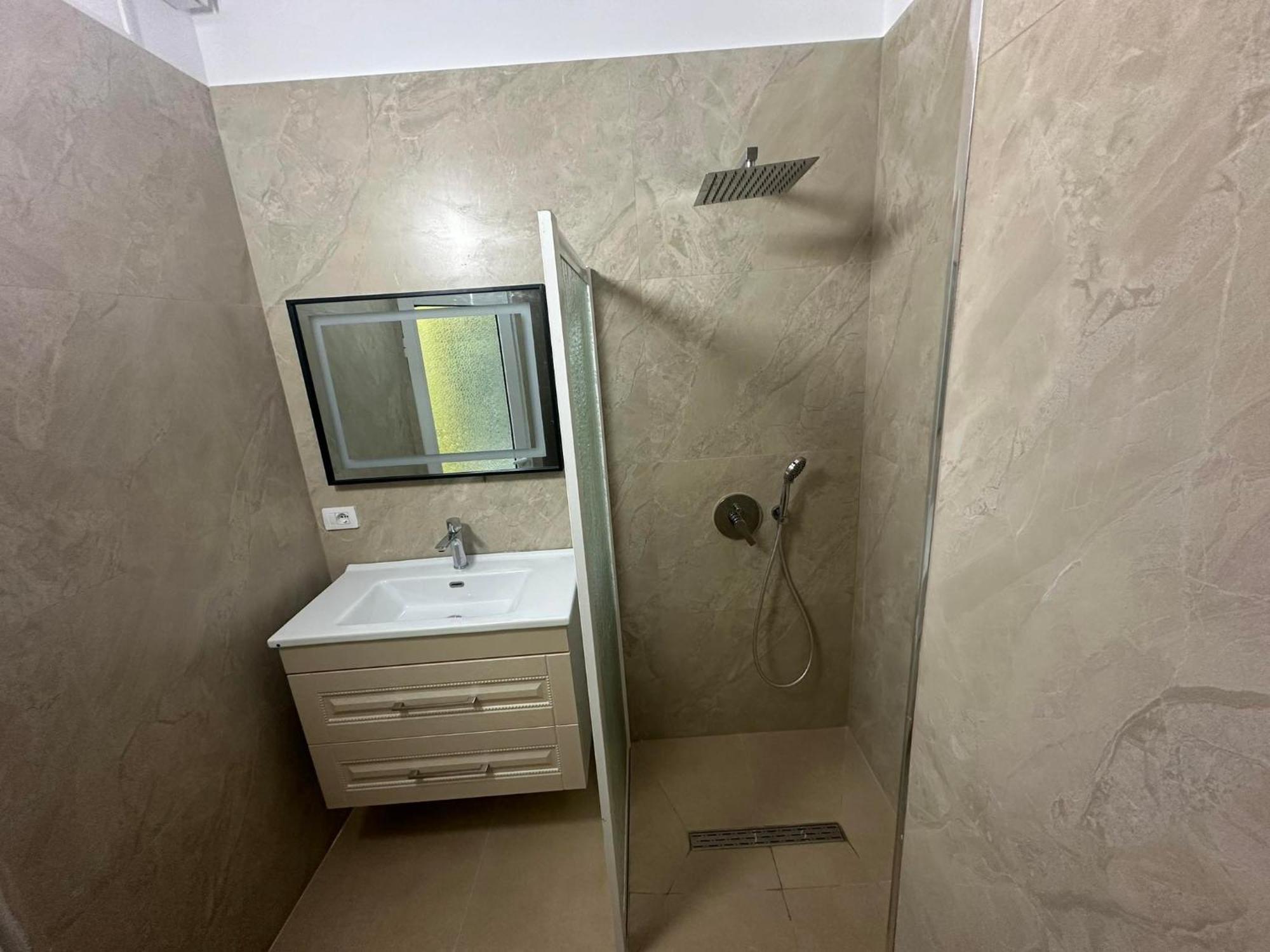 Algen Room'S Berat Exteriör bild
